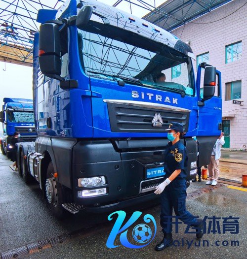 关员正在对出口车辆进行登临稽查。东谈主民网记者 栗翘楚摄