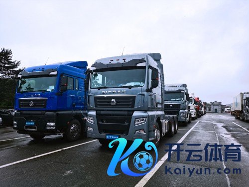 恭候出口的汽车。东谈主民网记者 栗翘楚摄